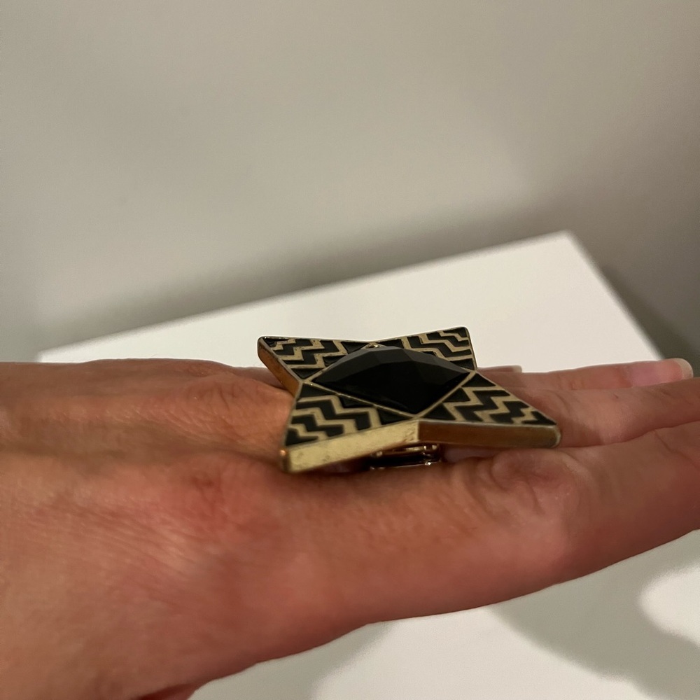 Statement Ring Black & Gold - Picture 9 of 10
